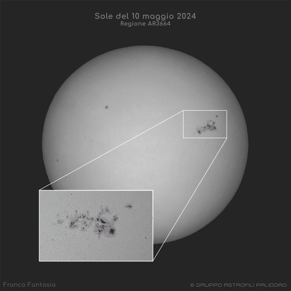 The Sun is shown in black and white showing dark
sunspots on the far right. The large sunspot group is
expanded in an inset image at the bottom left.
Więcej szczegółowych informacji w opisie poniżej.