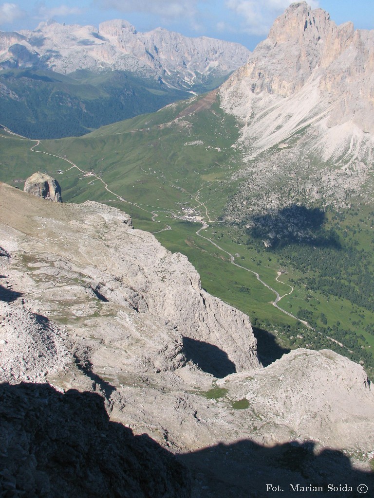 Przełęcz Sella i górna część ferraty Meisules z Piz Selva