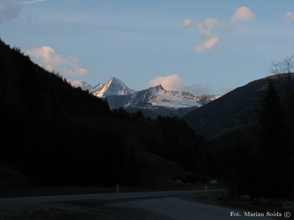 Grossglockner i Figerhorn z parkingu pod wodospadem Schleier