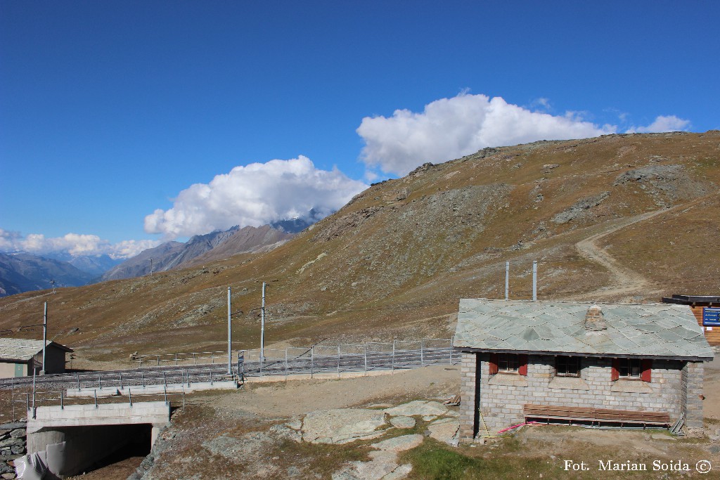 Panorama z Rotenboden - Täschhorn (w chmurach), stacja kolejki