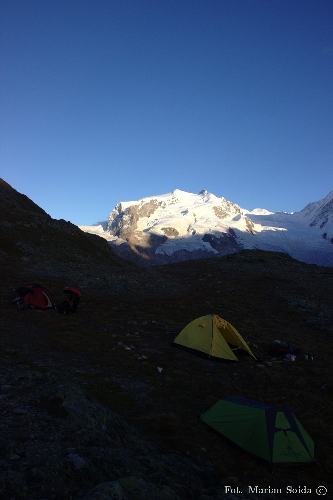 Biwak na Rotenboden i Monte Rosa w zachodzącym Słońcu