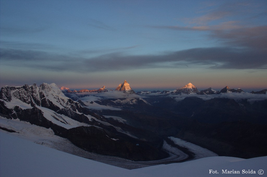 Matterhorn, Dent Blanche we wschodzącym Słońcu z ok. 3900 m n.p.m.