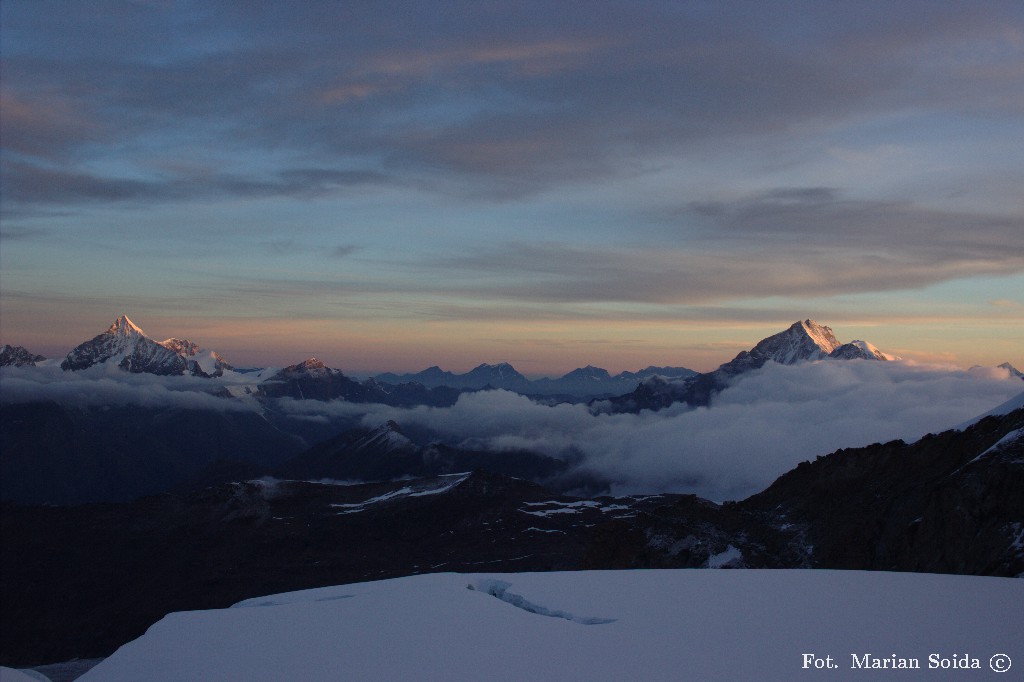 Weisshorn, Täschhorn (i Alpy Berneńskie) z ok. 3900m n.p.m.