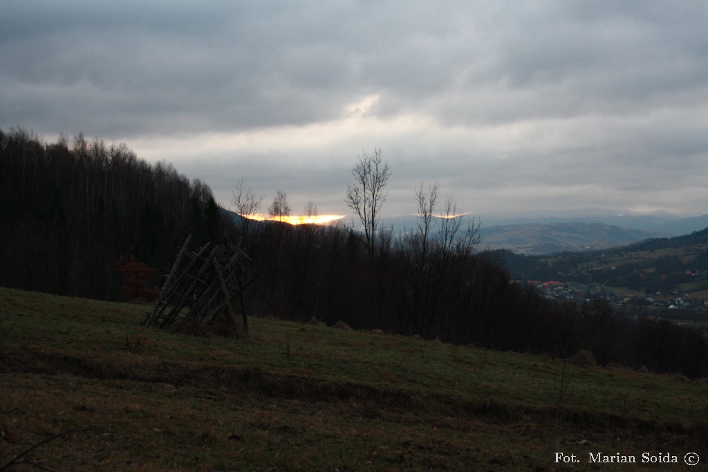 Wschód Słońca za Gorcami z nad Lubnia