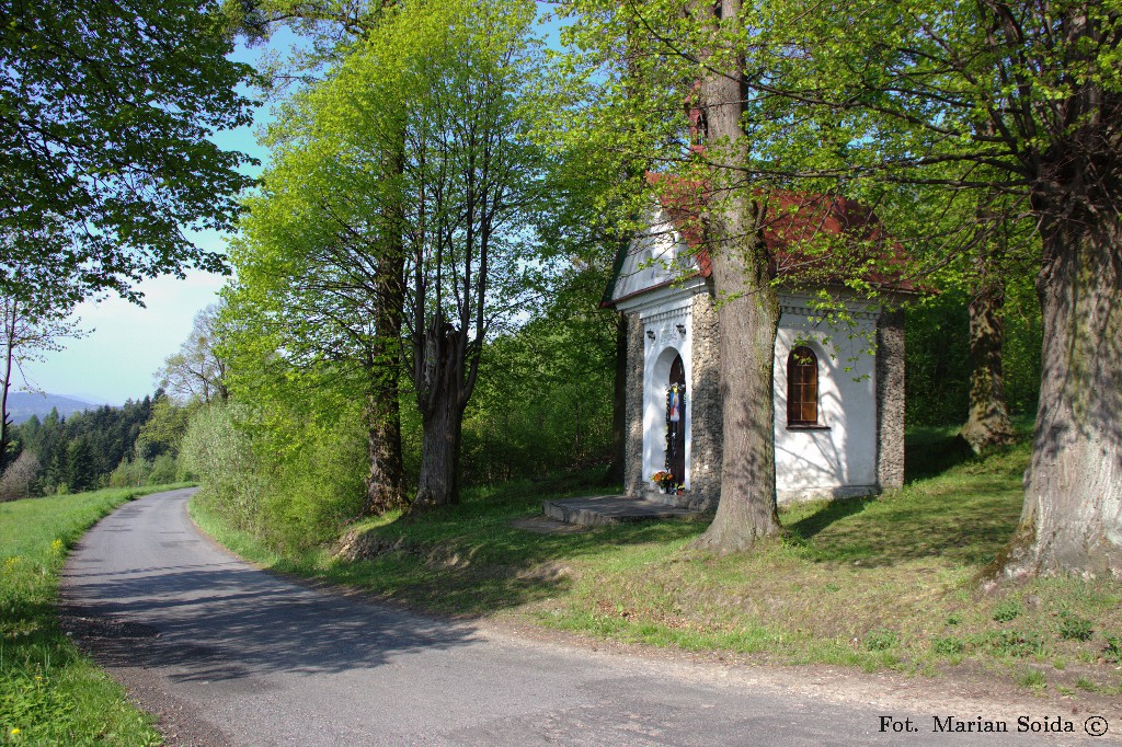 2 V 09:01: Kaplica przy drodze w Marcówce