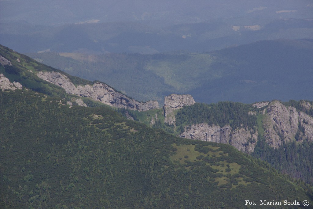 Skalne Wrota w grzbiecie Bujaczego Wierchu