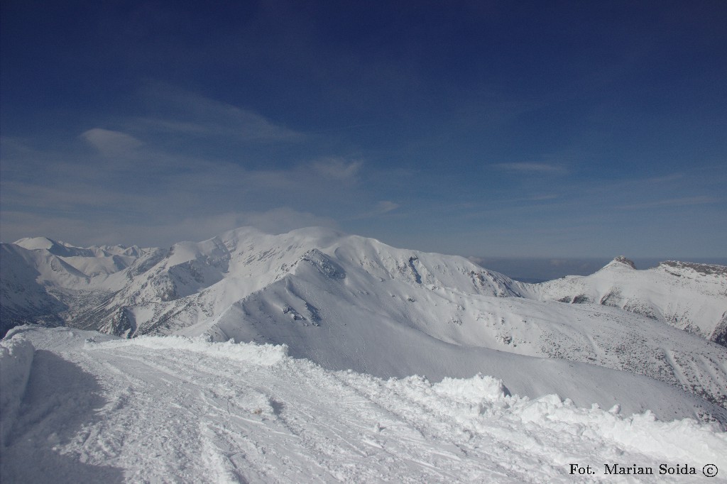 Czerwone Wierchy, Giewont z Przełęczy nad Zakosy